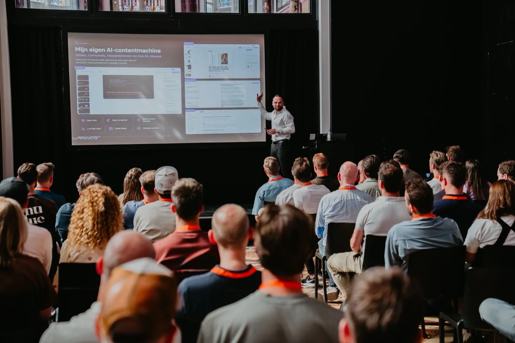 Olaf Lemmens laat tijdens een sessie zien hoe hij een AI-contentmachine op eigen data heeft gebouwd