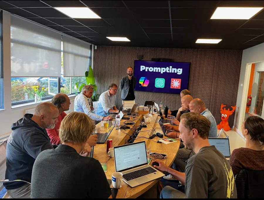 Deelnemers bouwen aan hun eigen kennisbank tijdens een workshop op kantoor